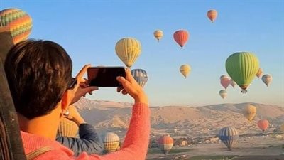  تقل 700 سائح.. 35 رحلة بالون طائر تزين سماء الأقصر