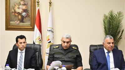 وزير الرياضة يبحث الفرص الاستثمارية وتطوير الأداء المالي والإداري لـ ستاد القاهرة