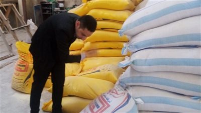 تحرير 216 محضرا وضبط 5 أطنان أعلاف مجهولة في حملات تموينية بالمنوفية