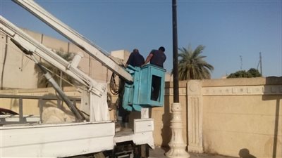 صيانة 20 كشاف إنارة بكورنيش النيل وإعادة تأهيل الجزر الوسطى بالأقصر| صور