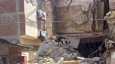 انهيار منزل قديم في طنطا دون إصابات.. وتحطم سيارة تاكسي أسفله