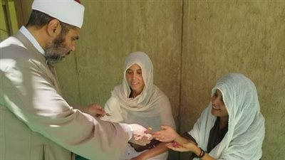 إمام مسجد بالأقصر يرحب بسائحتين إسبانيتين لحضور خطبة الجمعة للتعرف على سماحة الإسلام