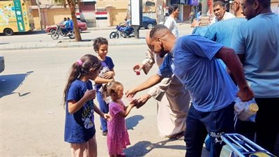 شربات وفرحة في شوارع الأقصر بعد صلاة الجمعة.. شباب المنشية يحيون عادة أصيلة