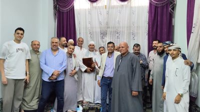 الآلاف تعلموا القرآن على يديه.. وفد يمنى يزور قرية في المحلة تكريما للشيخ صلاح ناصف 