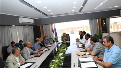 محافظ أسوان يترأس اجتماعا لتهيئة وتجهيز المدارس لاستقبال الطلاب بالعام الدراسي الجديد