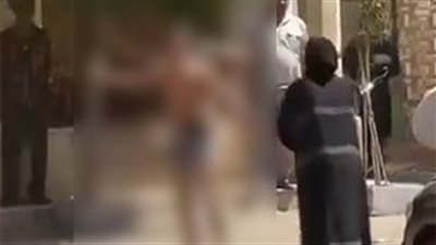 بيدهم أسلحة بيضاء.. الأمن يفحص فيديو متداولًا لأشخاص عراة حاولوا منع المصلين من دخول مسجد في دمياط