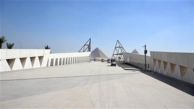 ممشى سياحي عالمي يربط المتحف المصري الكبير بـ أهرامات الجيزة | صور