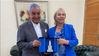 زاهي حواس يتسلم مفتاح مدينة لاتينا الإيطالية ويُلقي محاضرة حاشدة | صور 