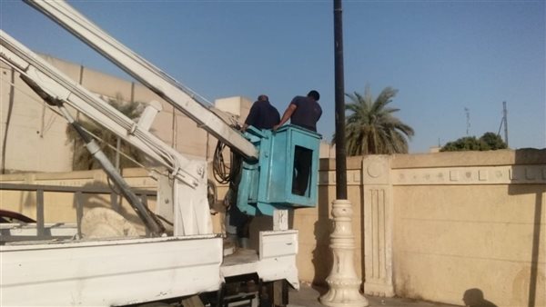 صيانة 20 كشاف إنارة