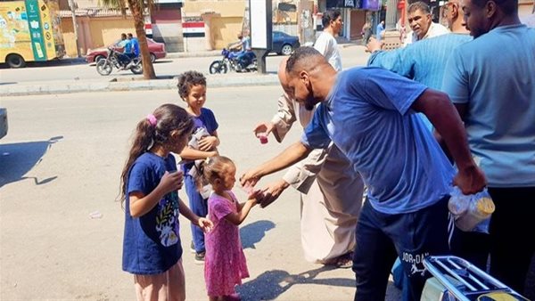 توزيع العصائر على