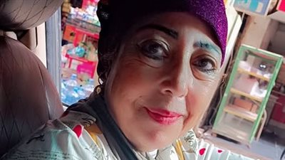 كابتن فاتن.. سائقة ستينية تكسر الصورة النمطية للنساء وتثبت تميزها في القيادة 