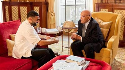 يعرض خلال أيام لصالح إحدى شركات الاتصالات.. محمد صلاح يحاور مجدي يعقوب في لندن | انفراد