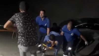 باستخدام الحبال.. إنقاذ مواطن سقط بسيارته في مخر سيول بطريق العين السخنة