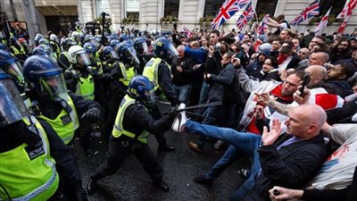 لندن تشتعل.. إصابات في صفوف الشرطة واعتقالات خلال مظاهرات لليمين المتطرف ضد المهاجرين 