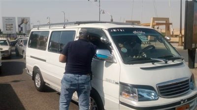 محافظ أسوان يتابع لجنة السيرفيس.. وضبط 22 مخالفة لخطوط السير وسحب الرخص