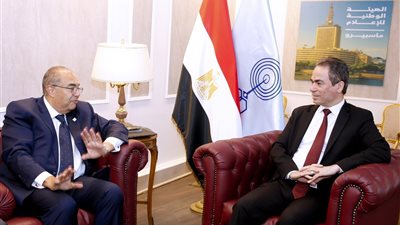 وصول الدكتور محمود محيي الدين قبيل بدء صالون ماسبيرو الثقافي