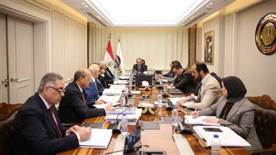 وزير قطاع الأعمال يبحث مع رؤساء الشركات القابضة سبل تعزيز الأداء واستغلال الأصول