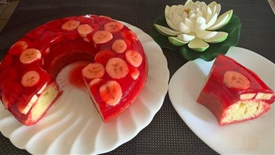 طريقة عمل الجيلي بالموز.. وصفتان منعشتان بالكيك والزبادي