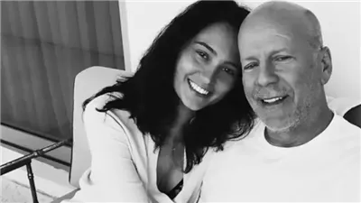 إيما هيمينج تكشف عن طريقة تواصلها الخاصة مع بروس ويليس بعد إصابته بالخرف