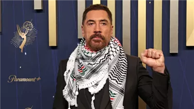 خافيير باردم بـ الشال الفلسطيني على ريد كاربت Emmy Awards: ما يحدث في غزة جرائم 