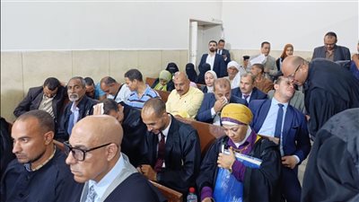 وصول أسرة المتهمة بإنهاء حياة صغار دلجا ووالدهم لحضور أولى جلسات محاكمتها| صور