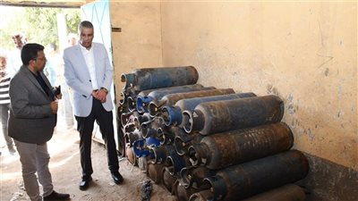 محافظ أسوان يفاجئ مستودع أسطوانات البوتاجاز بـ دراو ويتابع انتظام حركة التوزيع