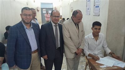 نائب رئيس جامعة الأزهر للوجه القبلي يتفقد امتحانات الفرقة الرابعة بكلية الطب بأسيوط