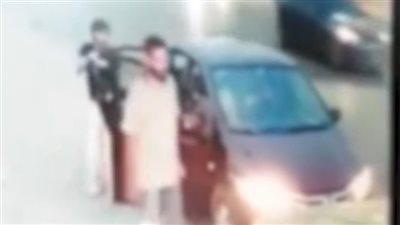 خد العربية لفة.. مهتز نفسيًا يستولي على سيارة أجرة ويتركها بعد مسافة قصيرة بالقاهرة