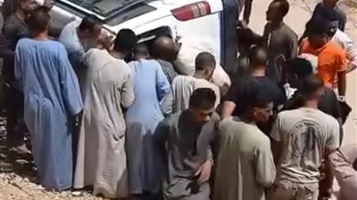 انقلاب سيارة ميكروباص محملة بالركاب على الطريق الزراعي في قنا