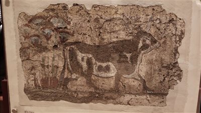 المتحف المصري يعيد الحياة لملامح قصر أمنحتب الثالث بلوحة نادرة تصور ثورًا وسط بردي الملقطة