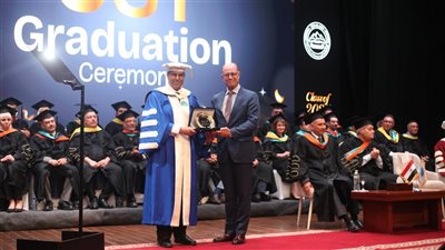 جامعة زويل تكرم بيت الزكاة والصدقات لدعمه المِنَح التعليمية