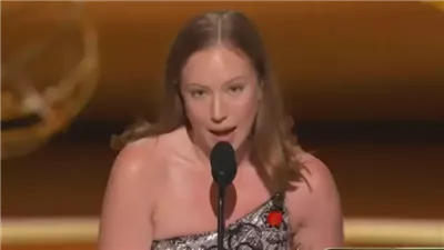 الممثلة اليهودية هانا إينبيندر تتعرض لانتقادات حادة بعد دعمها لفلسطين في حفل جوائز إيمي