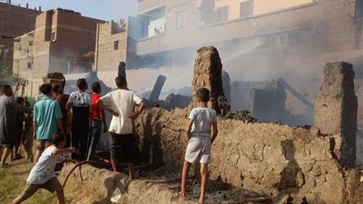 حريق يلتهم 7 أحواش ومنازل في قرية الحريدية بسوهاج.. والحماية المدنية تحاول السيطرة
