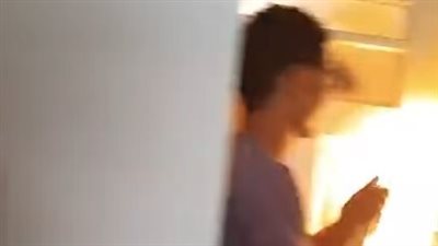 استخدما مبيدًا حشريًا.. فحص فيديو لشابين أشعلا النيران في غرفة صديقهما بقصد المزاح