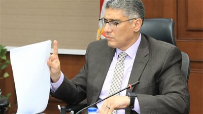 محافظ الجيزة يبحث مخططات تطوير عزبة الصفيح بأبو رواش.. وإعداد المخطط التفصيلي لمدخل المنيب