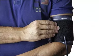 خطوات تضمن دقة النتائج.. اكتشاف أفضل وضعية لقياس ضغط الدم