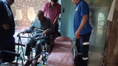 بعد نشر القاهرة 24.. محافظ القليوبية يتدخل لإنقاذ مُسن وتوفير الرعاية الكاملة له