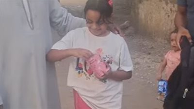 حتى الأطفال كسروا حصالاتهم.. أهالي نجع المهيدات بالأقصر يجمعون مليون جنيه لشراء سيارة لمرضى الغسيل الكلوي | صور