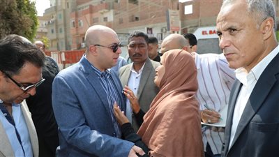 محافظ بني سويف يستمع لمواطنة ويكلف بتنفيذ طلبها فورًا بشأن رعاية ابنها من ذوي الهمم