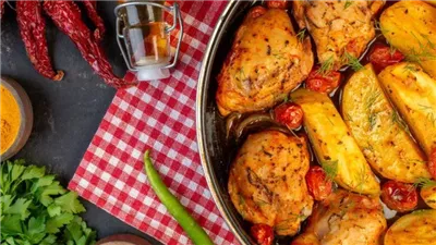 مشطشطة وبالزبادي.. أسهل طريقة لعمل صينية بطاطس بالفراخ في دقائق