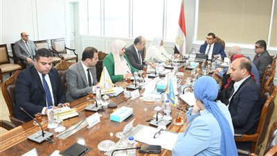 وزير الإسكان يتابع الاشتراطات والضوابط والمعايير الخاصة بالإعلانات على الطرق العامة والمحاور وتعظيم الاستفادة منها