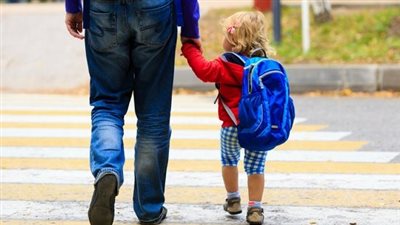  استشاري طب نفسي يحذّر من تعلق الأمهات بالطفل الأول في بداية العام الدراسي
