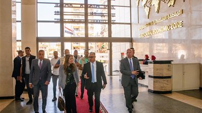 وفد أمريكي يزور ميناء شرق بورسعيد للتعرف على الفرص الاستثمارية المتاحة| صور