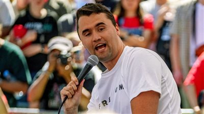 طبيب نفسي بريطاني يكشف دوافع اغتيال الناشط الأمريكي تشارلي كيرك 