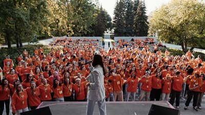 المتطوعون الروس يستقبلون شبان العالم المشاركين بمهرجان الشباب العالمي في نيجني نوفجورود