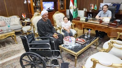 محافظ المنوفية يلتقي طفلة من ذوي الهمم.. ويوجه بدعمها