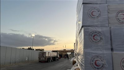 الهلال الأحمر المصري يرسل 122 ألف سلة غذائية عبر قافلة زاد العزة الـ38 إلى غزة