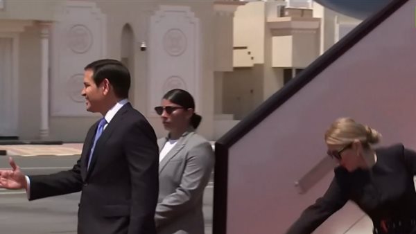 لحظة تعثر زوجة وزير