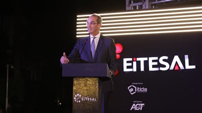  وزير الاتصالات: زيادة عدد مصانع الهواتف المحمولة لـ14.. والتصدير نهاية العام الجاري