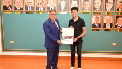 محافظ الدقهلية يكرّم الطالب مروان المغازي الأول على المحافظة في الدبلوم الفني الصناعي